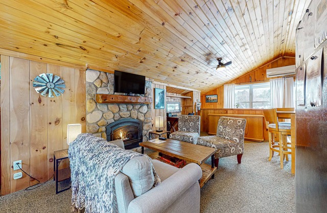 Adorable cottage with a full kitchen, gas fireplace, pool, koi pond, & gazebo