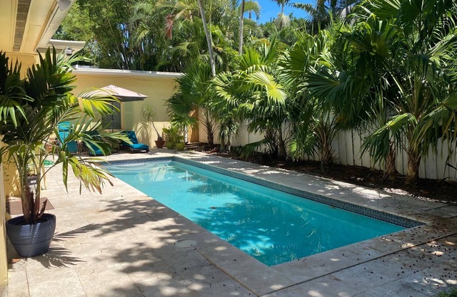 Adorable Delray Poolside Retreat - walk to beach and Atlantic!