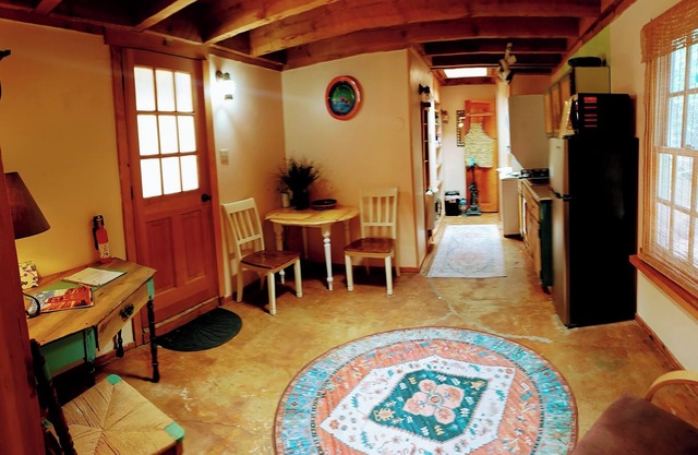 Adorable Dwntwn Yard SUPER location min 2 Plaza