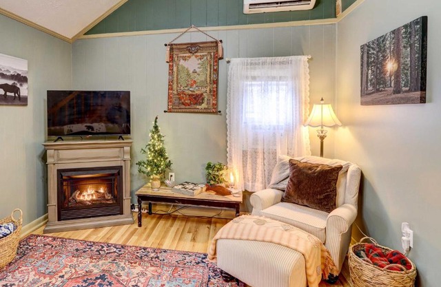 Adorable Ellijay Cabin with Hot Tub and Fire Pit