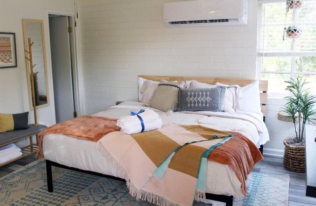 Adorable Ground Level Boho Studio Blocks From Dwntn-C