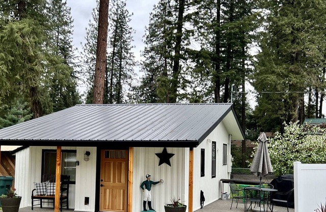 Adorable Harbor Island Hideaway