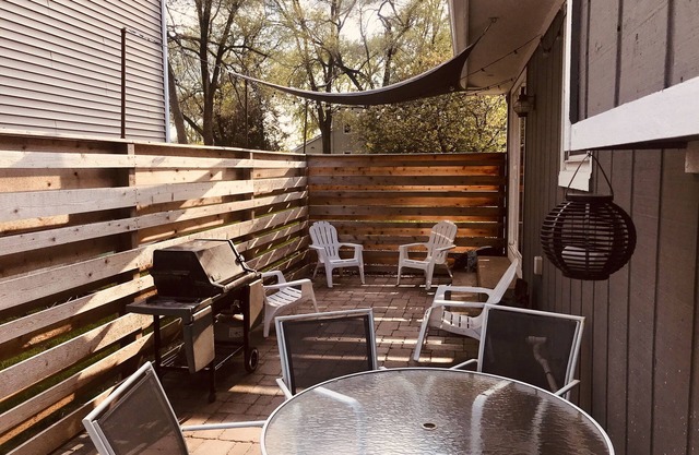Adorable home near downtown Wheaton no up-charge for additional guests.