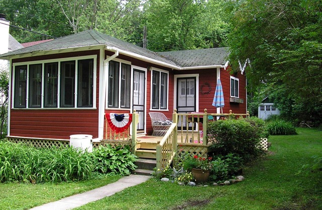Adorable Honeymoon Cottage by the Lake