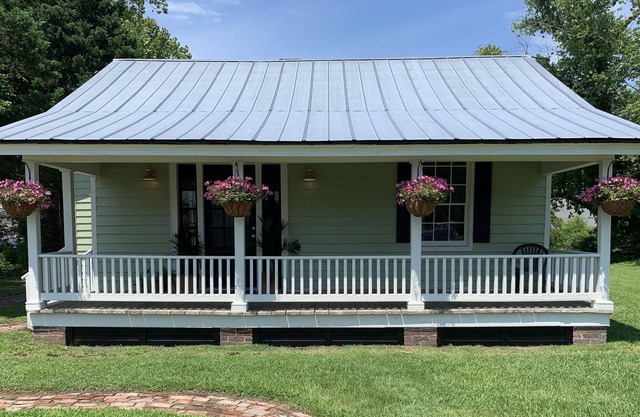 Adorable Main Street Cottage, Modern Couples Retreat