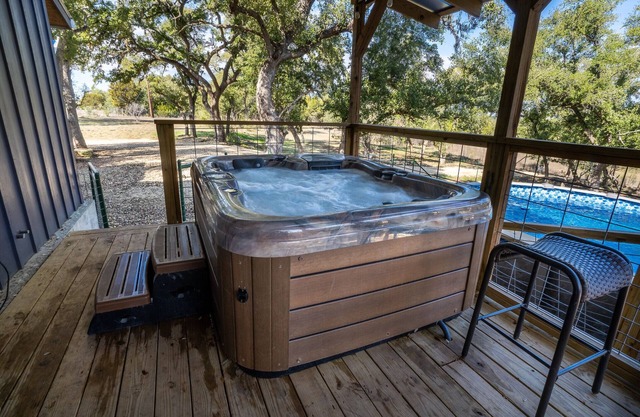 Adorable Pet Friendly Cottage with Private Pool, Hot Tub, and Fire Pit!