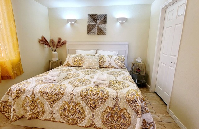 Adorable Private house 1 bedroom - FREE parking on premises