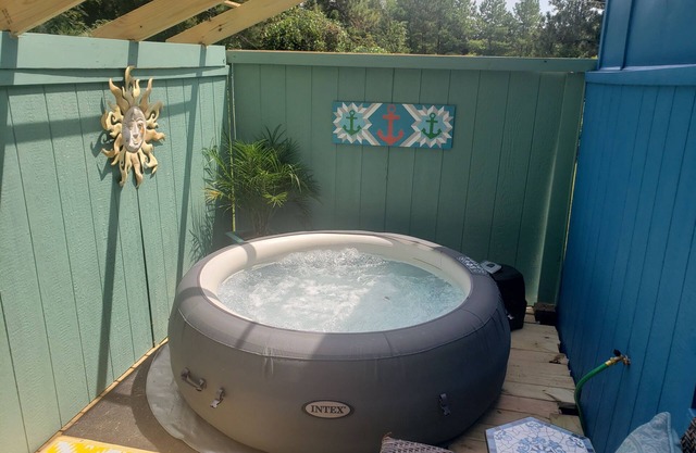 Adorable Tiny House that's pet friendly! HOT TUB. Walk to popular wedding venue.