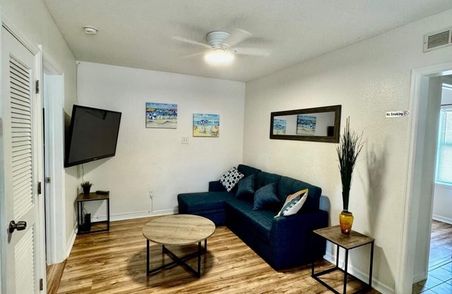 Adorable unit 5 miles from the beach!