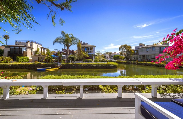 Adorable Venice Canal Home, Sleeps 6 + Row boat