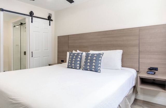 Adventure Vacation! Spacious Unit, Near Steamboat Ski Resort, Hot tub, Ski Equipment Rental, Free Parking, Skiing