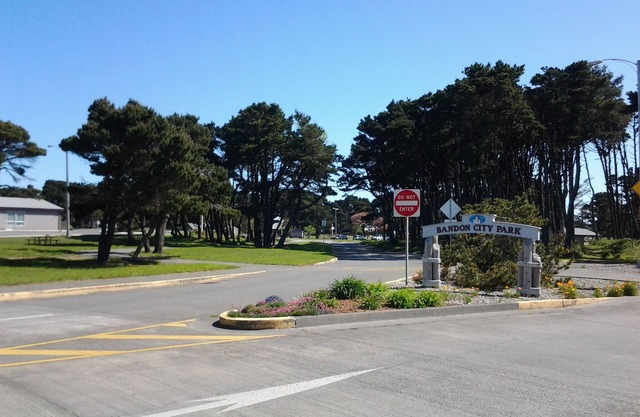 Affordable, Bandon-by-the-sea Retreat,Steps To The Beach 3 Bds/2 Baths Sleeps 8