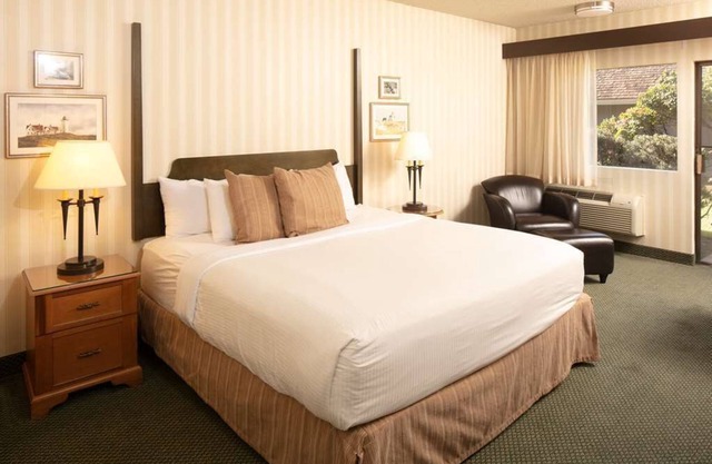 Affordable Lodging! Breakfast Included! Near Meydenbauer Bay Park! Pets Allowed!