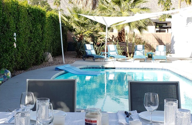 Affordable Modern 2 Bedroom house w/pool, hot tub and mountain view close to DT