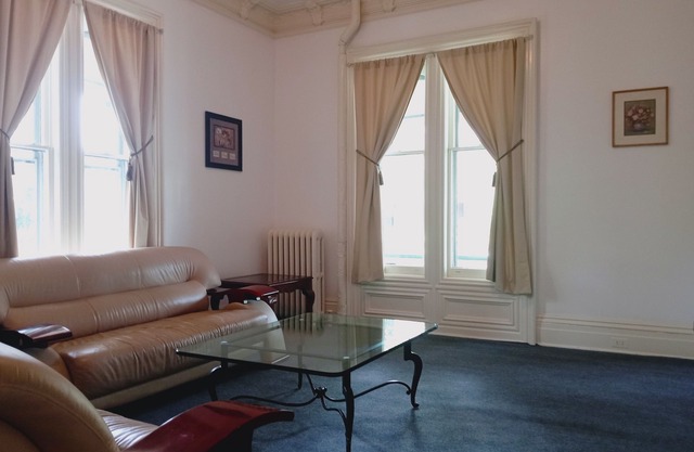 AFFORDABLE SUITE IN MINI MANION NEAR PUBLIC TRANSPORTATION AND SHOPPING DISTRIC