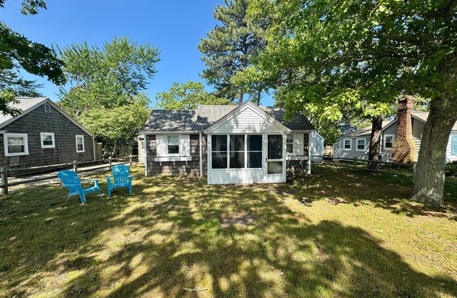 Affordable utterly charming old school beach cottage, 100 yards to Sea Street Beach and pool access!