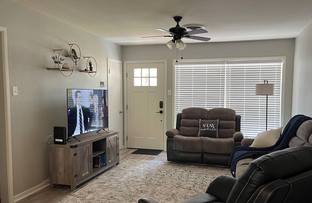 Aggieland retreat. Remodeled mid-century house in Bryan-10 min. from A&M!