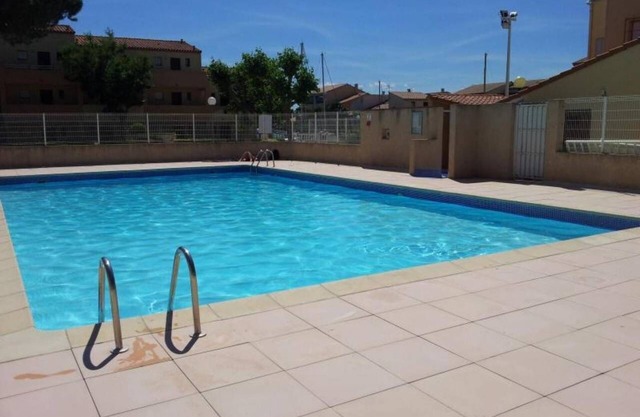 AGREABLE Villa in the marina with swimming pool.
