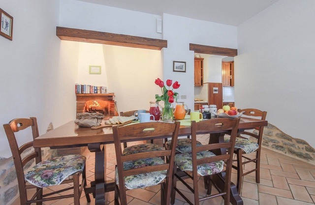 Agriturismo Lisciano Niccone, with pool and spa, Apartment Granaio