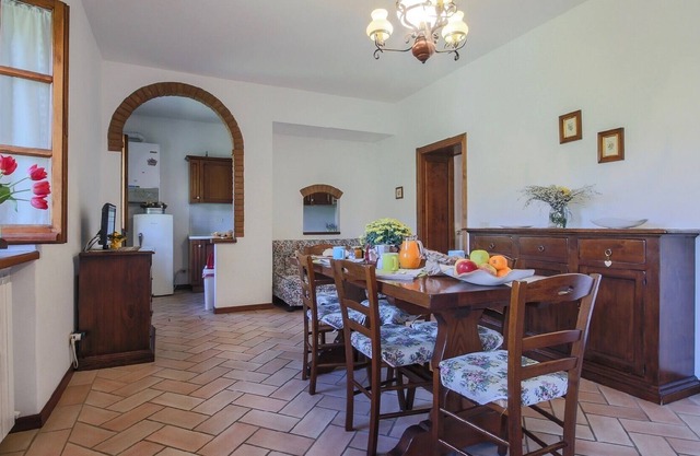 Agriturismo Lisciano Niccone, with pool and spa, Apartment Fornacino