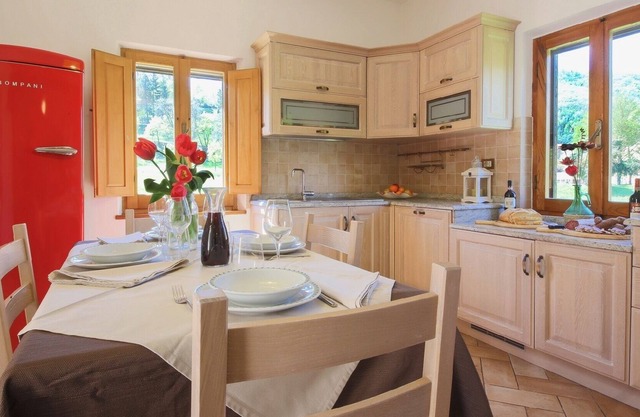 Agriturismo Lisciano Niccone, with pool and spa, Apartment Bianco