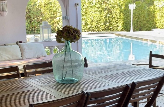 Air-conditioned villa with secure swimming pool 10 minutes from the beach and shops