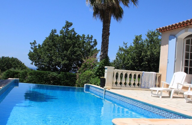 Air-conditioned Provençal villa with swimming pool, six central ovens