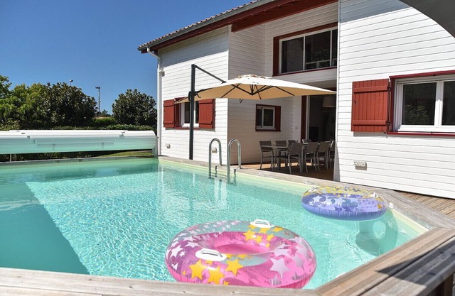 Air-conditioned house for 12 people with swimming pool in Saint Jean De Luz