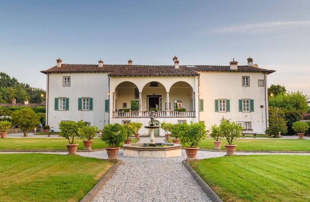 Air Conditioned 10 Bedrooms Luxury Villa and Pool in Lucca