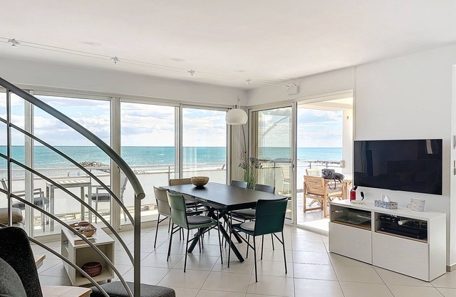 Air-conditioned apartment with terrace and parking, sea-facing