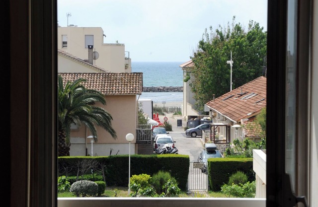 Air-conditioned apartment, private garage, large terrace with sea/garden view, beach 50m