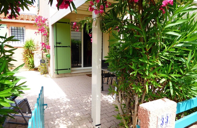 Air-Conditioned Cottage with Large Terrace, Near Beach and Shops