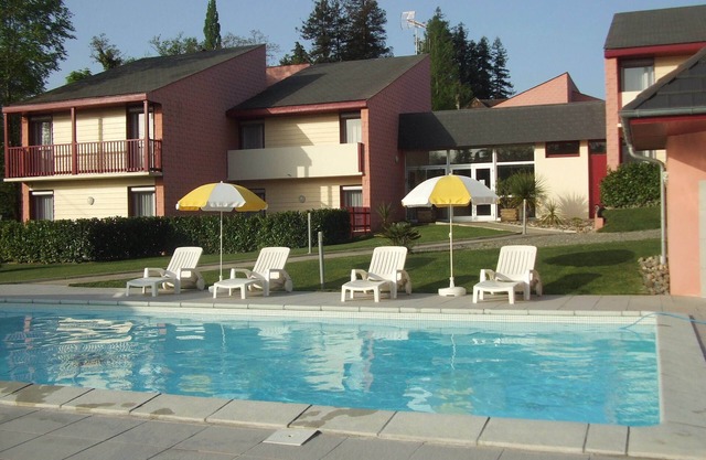 Air-conditioned T2 ground floor in 3-star residence with heated pool