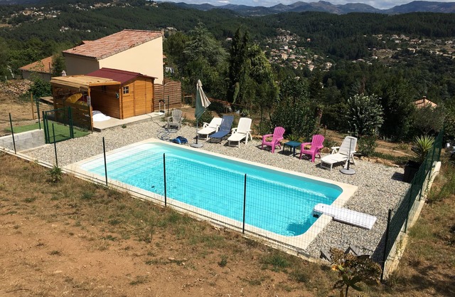 AIR-CONDITIONED HOLIDAY COTTAGE, pool access, calm and relaxation