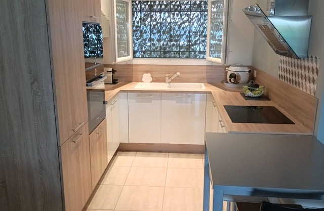 Air-conditioned house in private residence. Large terrace with awning.