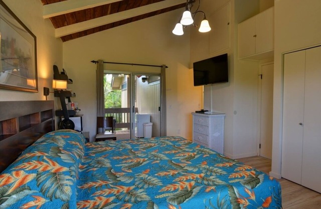 Air Conditioned Upstairs Studio w/RESERVED PARKING; Pool, -WIFI-Walk to Beach