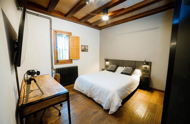 Airport Suite 2 (private bathroom) 8 minutes drive from the airport