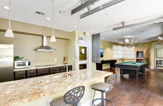 Airy Soco 2BR King Suite w Gympickleballlaundry
