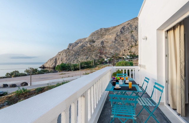 Aislin House: Where Beachfront Bliss Meets Santorini Charm!