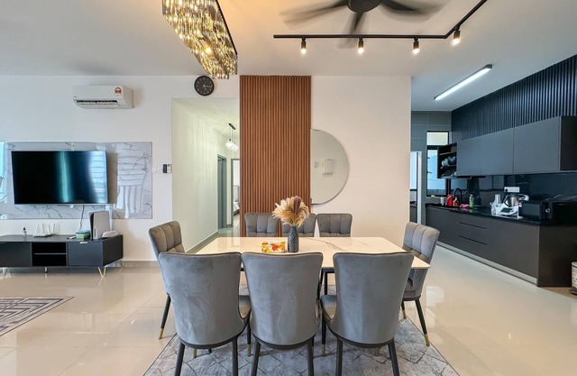 AJ Suites by Rilaks, 3 Bedrooms 3 Baths for 7 Guests in KL North