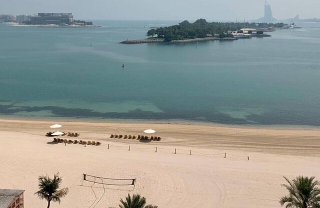 Al Dabas Beach Views, 3BD Sleeps 6, Beachfront