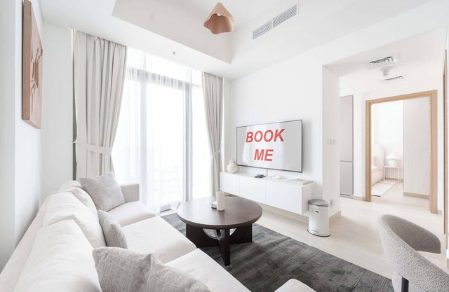 Al Jaddaf sleeps 4 with Swimming Pool and Gym!