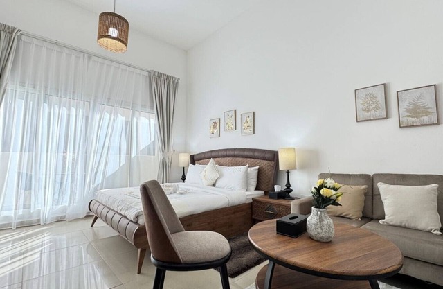 Al Reef Peaceful Studio: King Bed Comfort for 2