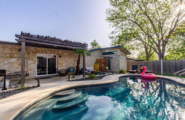 Alamo City Oasis, private pool and close to all the sights