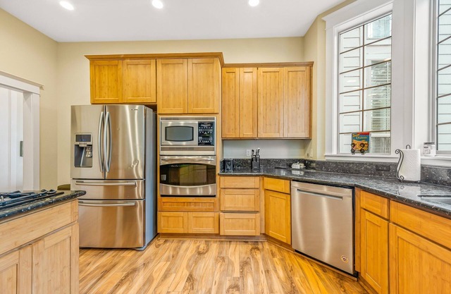 Alder Breeze ~Secluded w/spa and lake views~