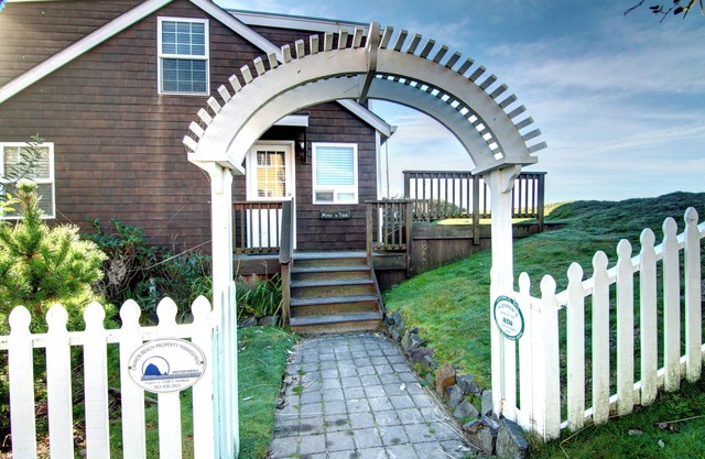 Aldoren's Wind 'n Tide - Oceanfront - Cannon Beach Property Mgmt