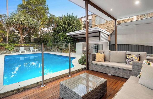Alex Poolside Luxury: Pet friendly + Walk to beach