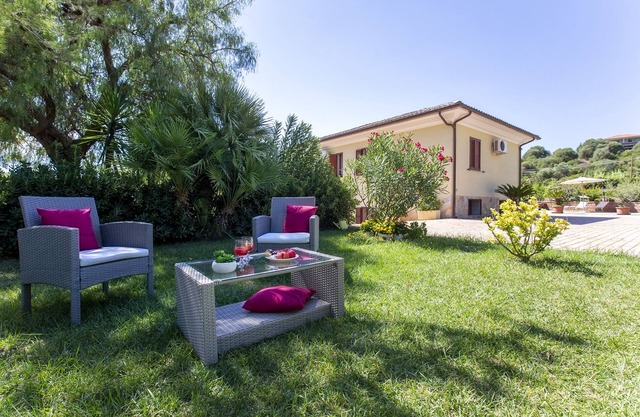 Alghero, Master Villa, with covered garden veranda 4 bedrooms, for 10 people
