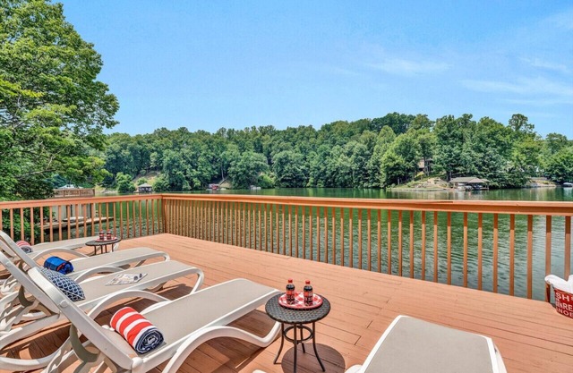 All Decked Out-Features a game room, ping-pong table, large-screen TV and kayaks!