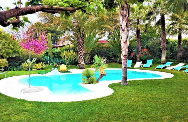 "ALL NATURE"- Private Oasis.15km to airport. 25 km to Valencia. Sleeps 14+3